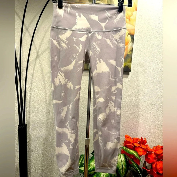 Lululemon Athletica under high rise tight cropped leggings size 6 - Picture 1 of 6